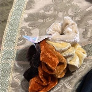 5 assorted scrunchies